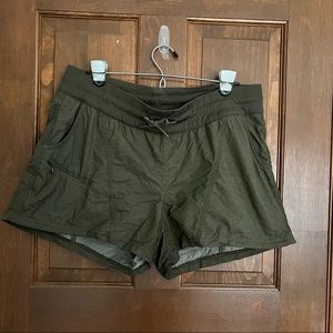 NWOT The North Face Aphrodite XL shorts. Green